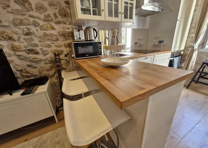 Cozy Old Town Антиб